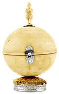 CAIXA DE GLOBO OU PORTA PÃ‰ROLAS PORTÃTIL DE NAVEGADOR DE FORMATO ESFÃ‰RICO, EM MARFIM. SÃ‰CULO XVI OU XVII