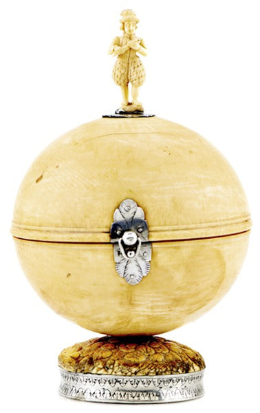 CAIXA DE GLOBO OU PORTA PÃ‰ROLAS PORTÃTIL DE NAVEGADOR DE FORMATO ESFÃ‰RICO, EM MARFIM. SÃ‰CULO XVI OU XVII