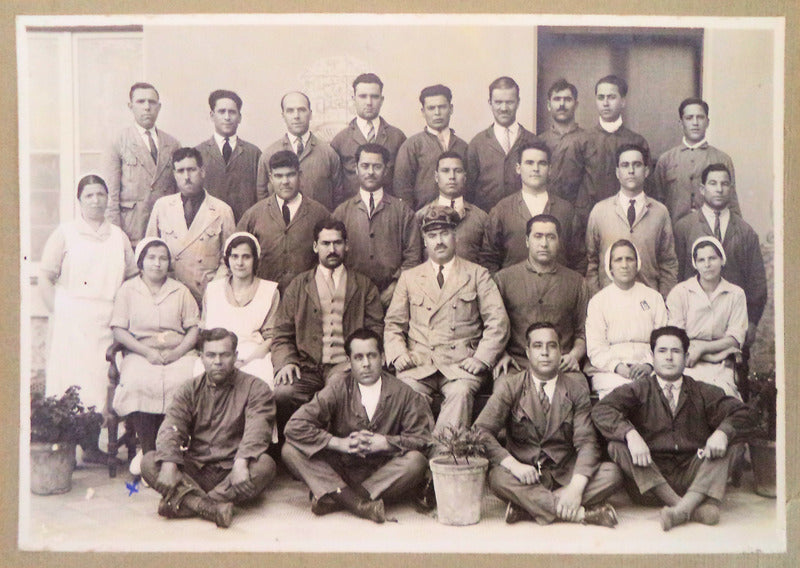 FOTOGRAFIA. SÃ‰C. XX - GRUPO DE EMPREGADOS DO HOSPITAL DE STA. MARTA.