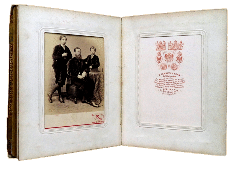 ÃLBUM FOTOGRÃFICO DAS CASAS REAIS DA EUROPA - SEC. XIX.