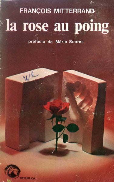 LA ROSE AU POING.