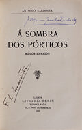 Ã€ SOMBRA DOS PÃ“RTICOS.