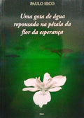 UMA GOTA DE Ã?GUA REPOUSADA NA PÉTALA DA FLOR DA ESPERANÇA.