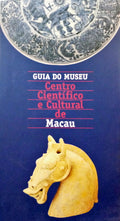 BARRETO. (Luís Filipe) e  Maria Manuela de Oliveira Martins. GUIA DO MUSEU, CENTRO CIENTÍFICO E CULTURAL DE MACAU.