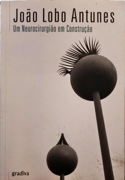 LOBO ANTUNES. (João) UM NEUROCIRURGIÃO EM CONSTRUÇÃO. [1.ª EDIÇÃO]