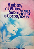 HORTA. (Maria Teresa) AMBAS AS MÃOS SOBRE O CORPO.
