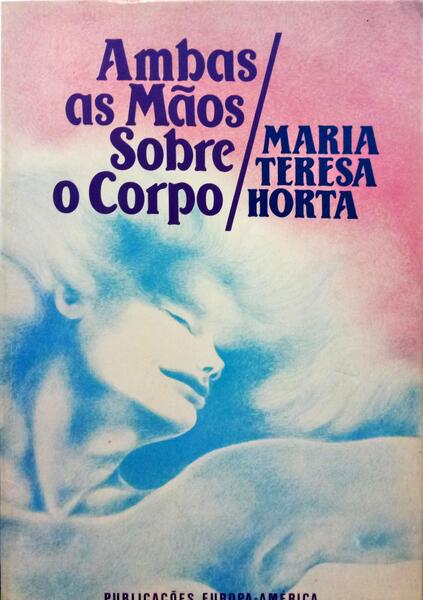 HORTA. (Maria Teresa) AMBAS AS MÃOS SOBRE O CORPO.