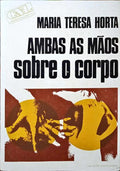HORTA. (Maria Teresa) AMBAS AS MÃOS SOBRE O CORPO.