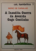 CARVALHO. (Mário de) A INAUDITA GUERRA DA AVENIDA GAGO COUTINHO E OUTRAS HISTÓRIAS. [1.ª EDIÇÃO]
