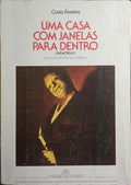 UMA CASA COM JANELAS PARA DENTRO.