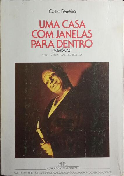 UMA CASA COM JANELAS PARA DENTRO.