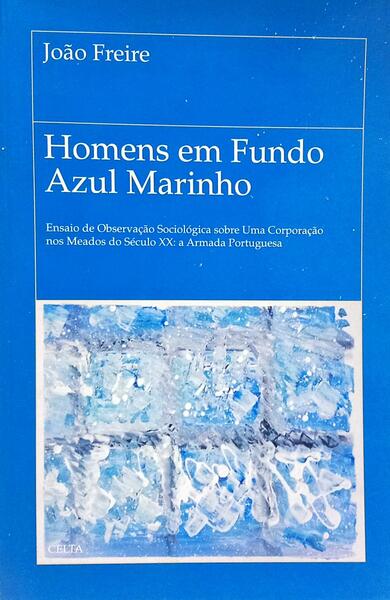 HOMENS EM FUNDO AZUL MARINHO.