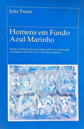 HOMENS EM FUNDO AZUL MARINHO.