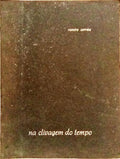 NA CLIVAGEM DO TEMPO.