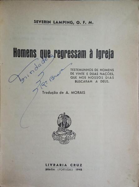 HOMENS QUE REGRESSAM À IGREJA.